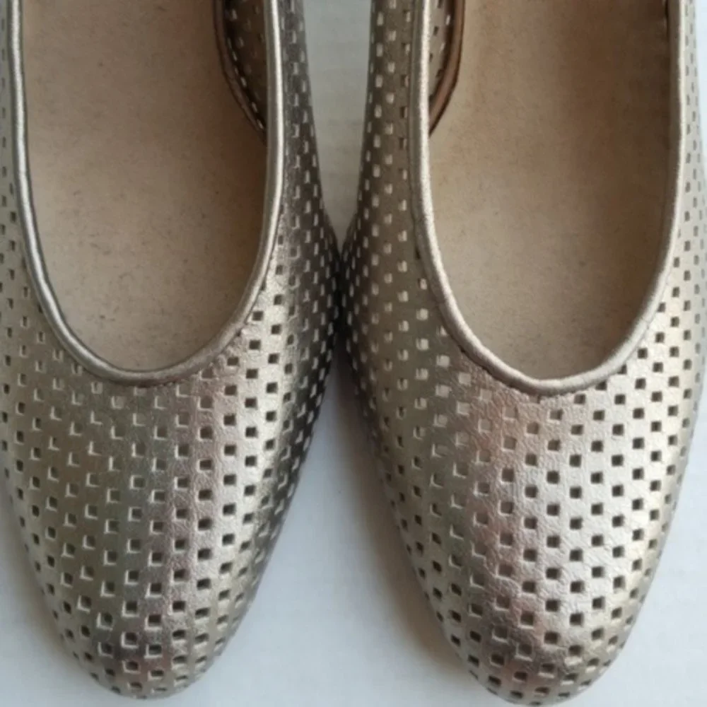 {Stuart Weitzman} Gold Perforated Round Toe Heels